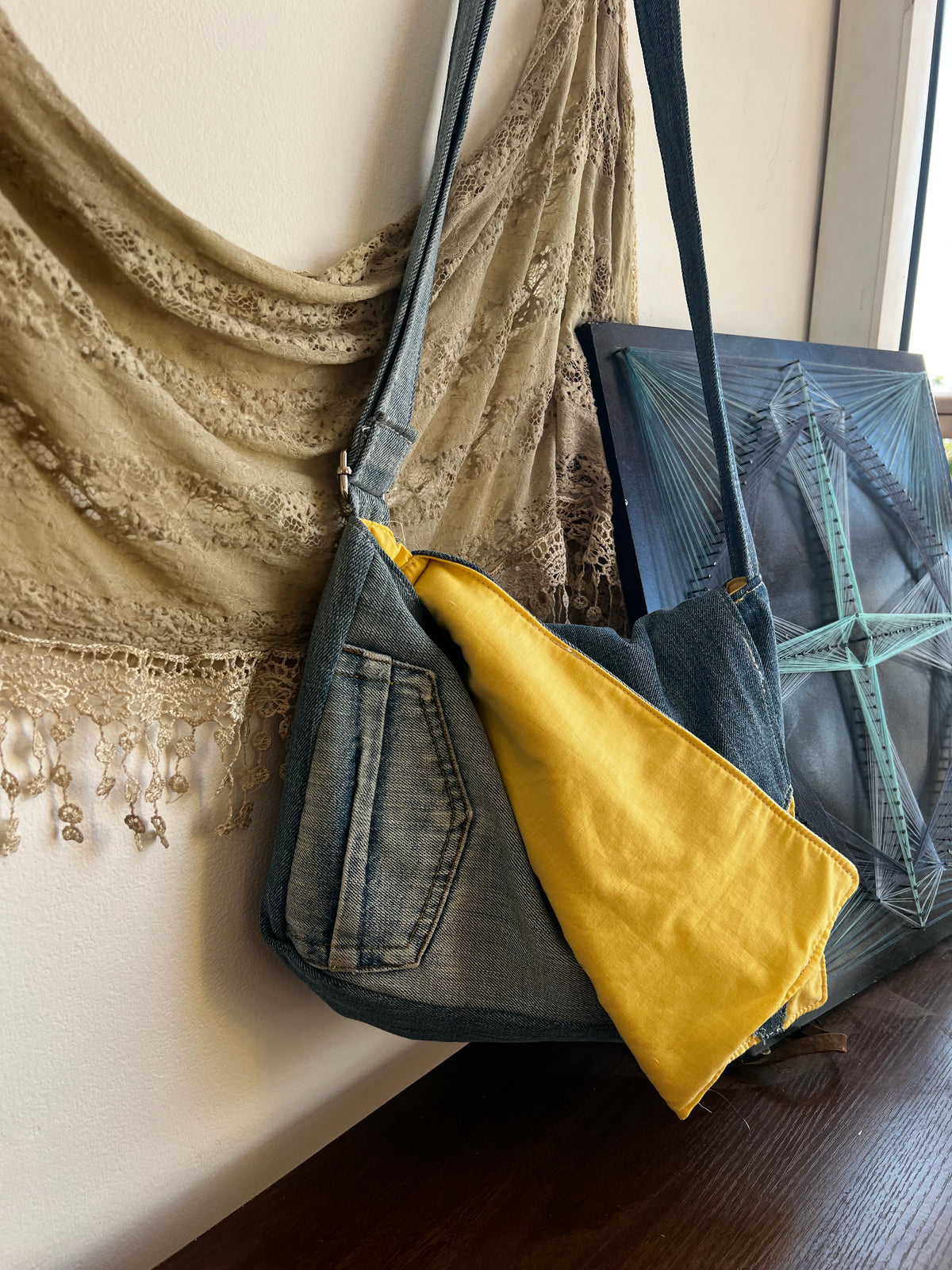 תיק צד Sunflower Tribal denim בעבודת יד של TIK90 – זווית נוספת