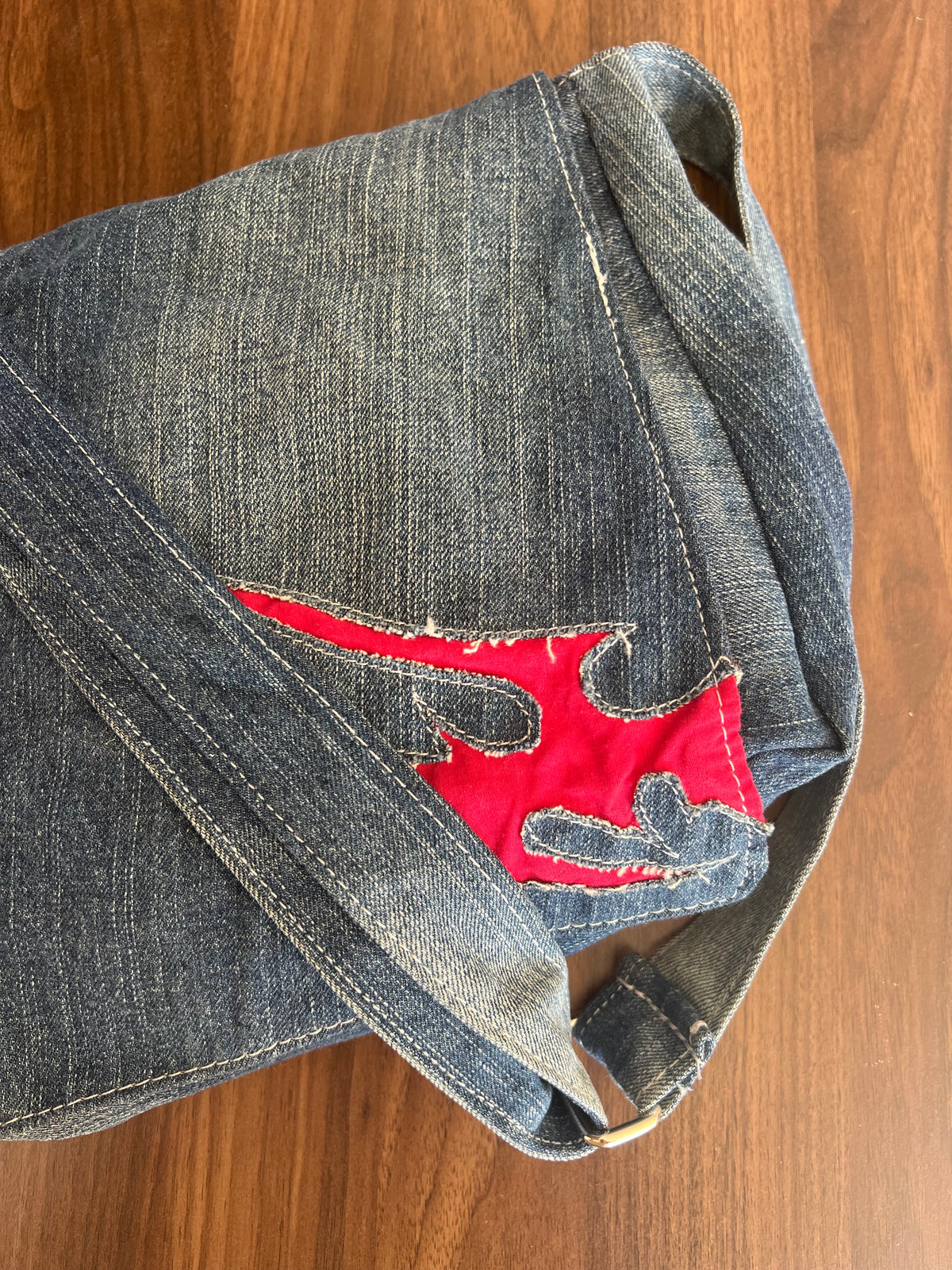 תיק צד Tribal Denim בעבודת יד של TIK90, מבט נוסף