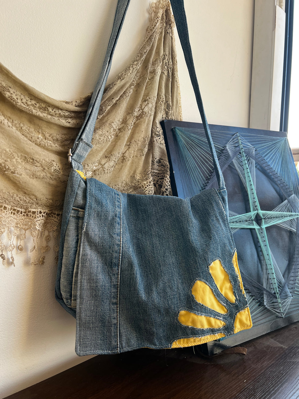תיק צד Sunflower Tribal denim בעבודת יד של TIK90 – מבט כללי