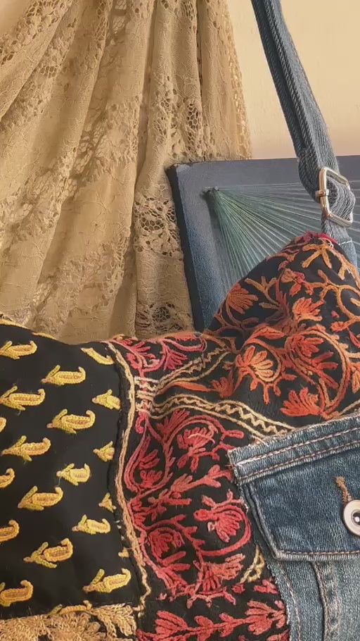 סרטון של תיק צד India denim בעבודת יד בשילוב בדים שחורים, אדומים וזהובים