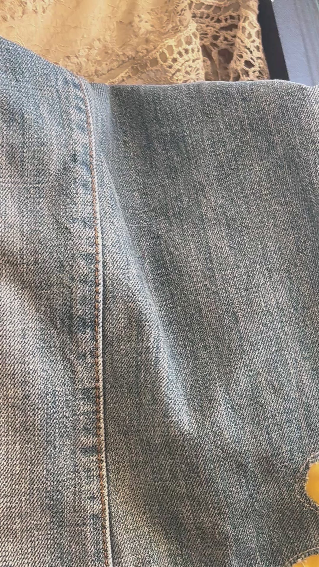 סרטון של תיק צד Sunflower Tribal denim בעבודת יד, עם עיטורי טרייבל וחמניות