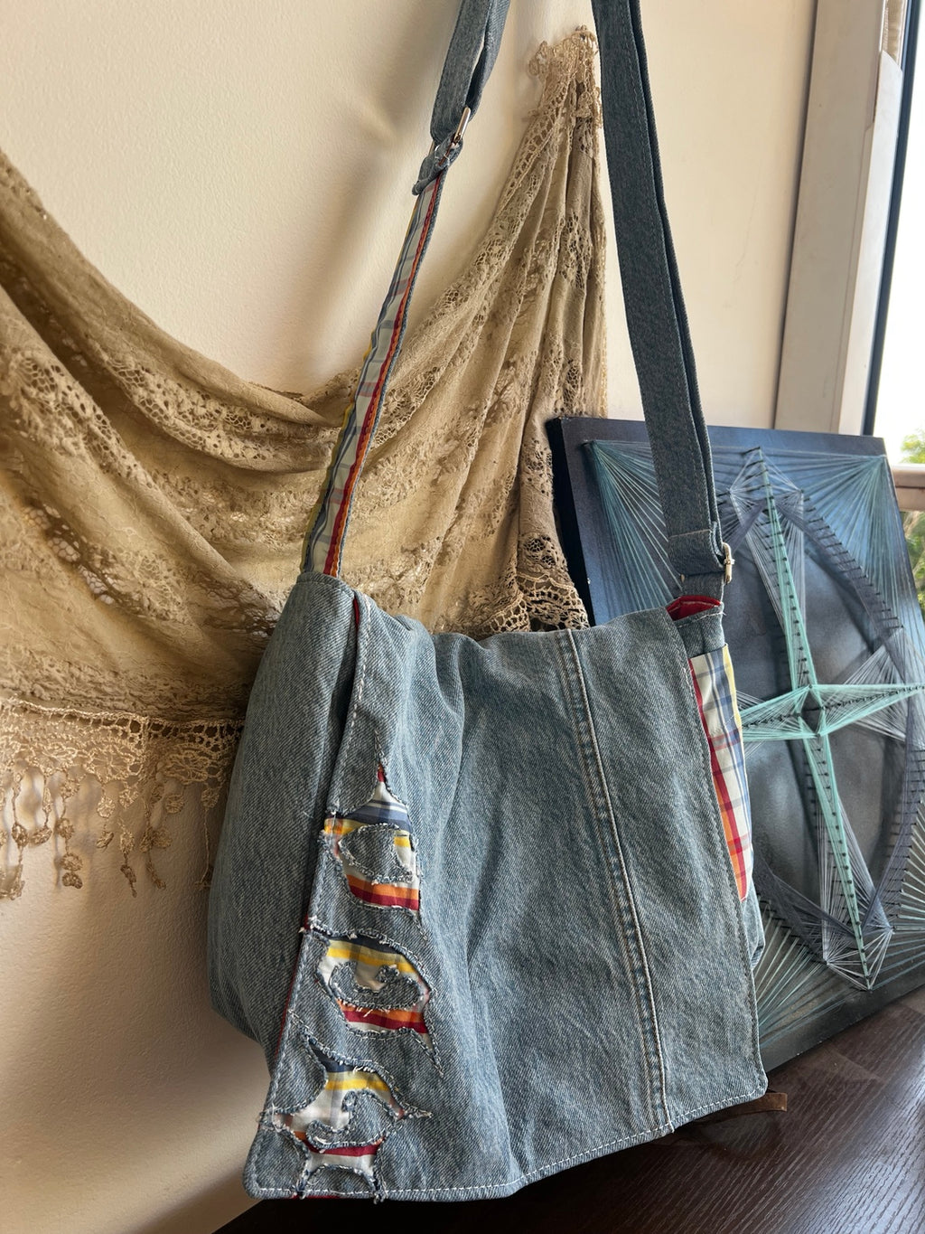 תיק צד Tribal eyes Denim, זווית נוספת המציגה את חזית התיק, רצועת הכתף והעיטורים