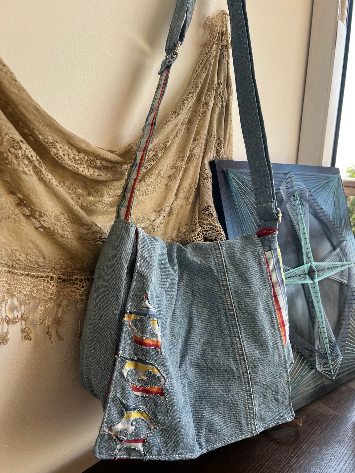 תיק צד Tribal eyes Denim, זווית נוספת המציגה את חזית התיק, רצועת הכתף והעיטורים